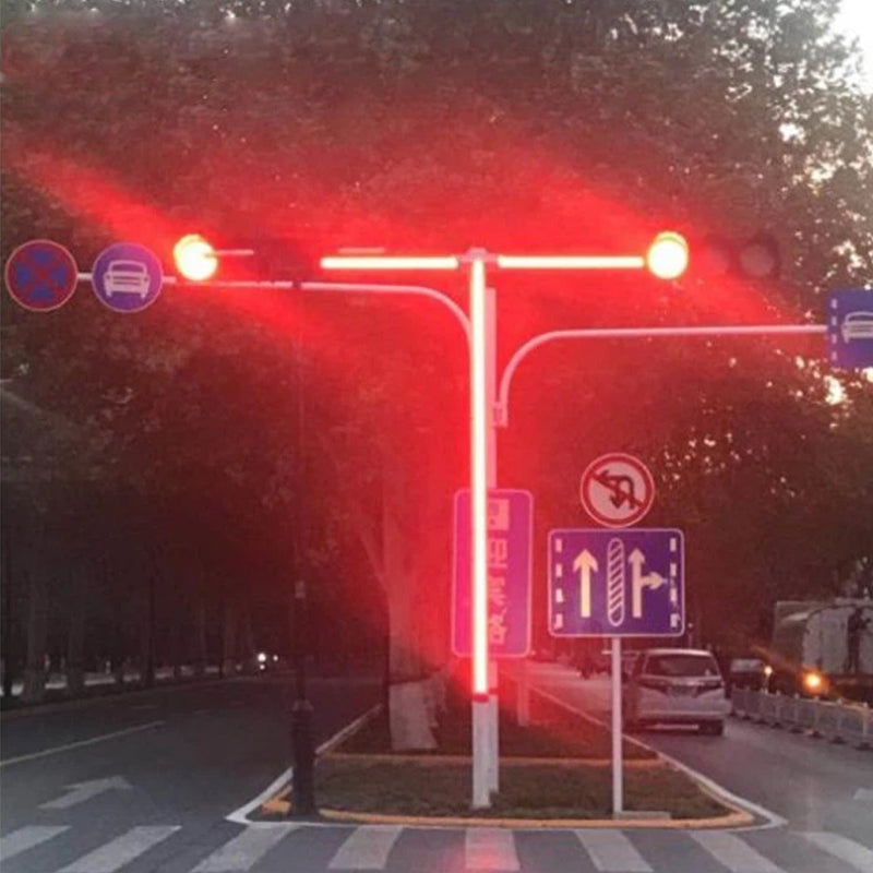 Semáforo de trânsito moderno com faixa de led